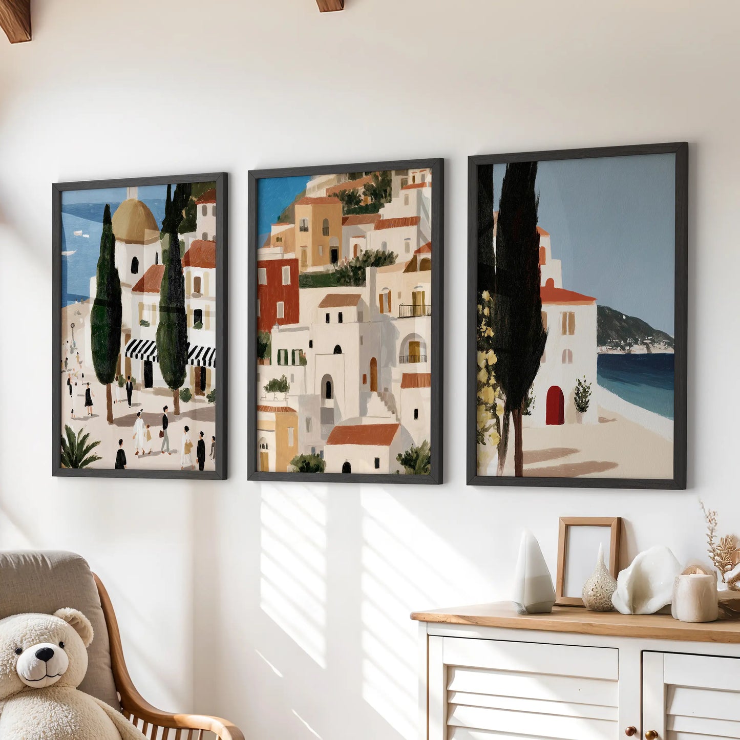 Mediterranean coast landscapes, set of 3 posters, in black frames float above the chest of drawers, giving the children’s room a light, seaside lift.